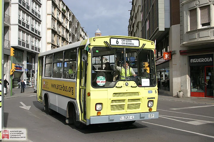 Autobús clàssic de la línia 6 circulant per Sabadell