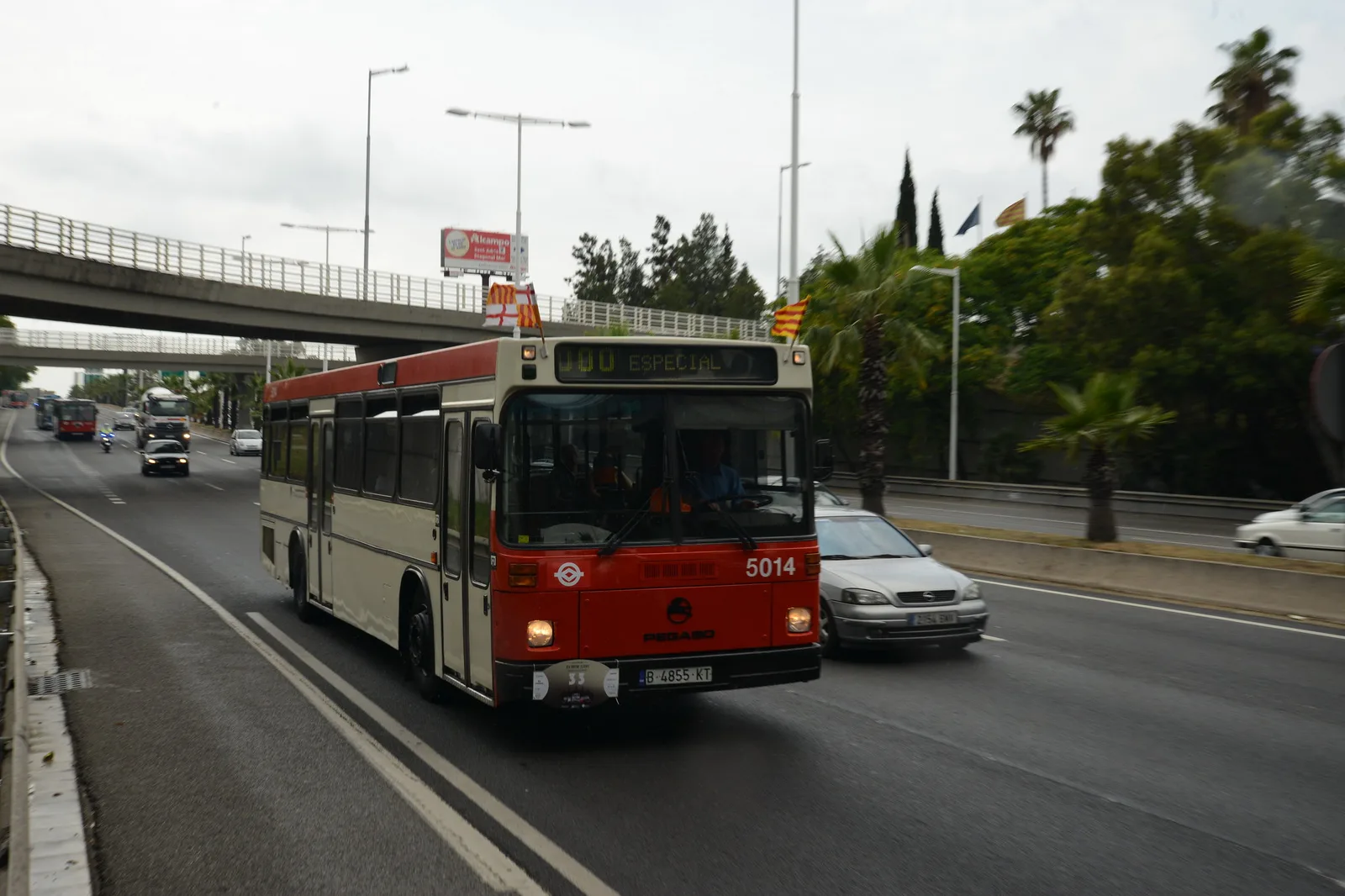 Autobús clàssic de la línia 9 circulant per Barcelona
