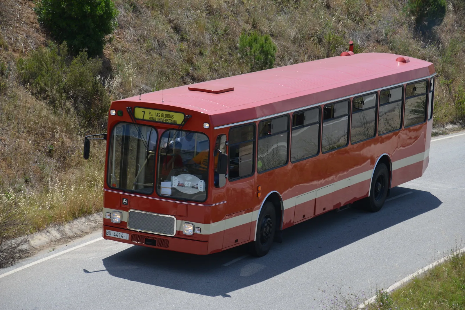 Autobús clàssic vermell circulant per carretera