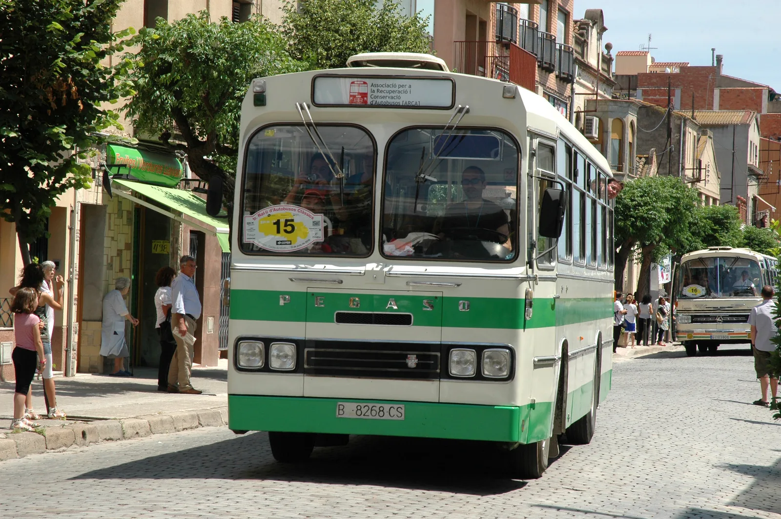 Autocar clàssic verd restaurat